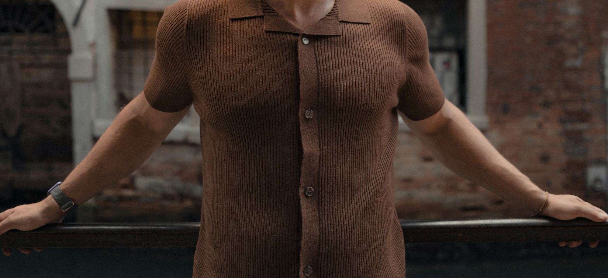A collar, without the shirt.